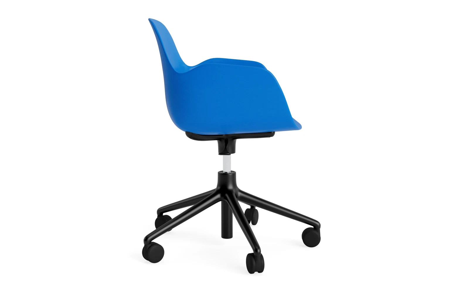 Entdecken Sie den Form Drehsessel mit Rollen in lebhaftem Blau/Schwarz von Normann Copenhagen – ein stilvolles Möbelstück, das Design und Komfort vereint.