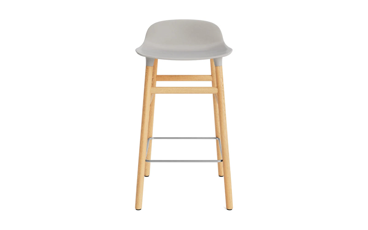 Form Barstuhl 65 cm warmes grau/Eiche in Warmes Grau präsentiert im Onlineshop von KAQTU Design AG. Barstuhl ist von Normann Copenhagen