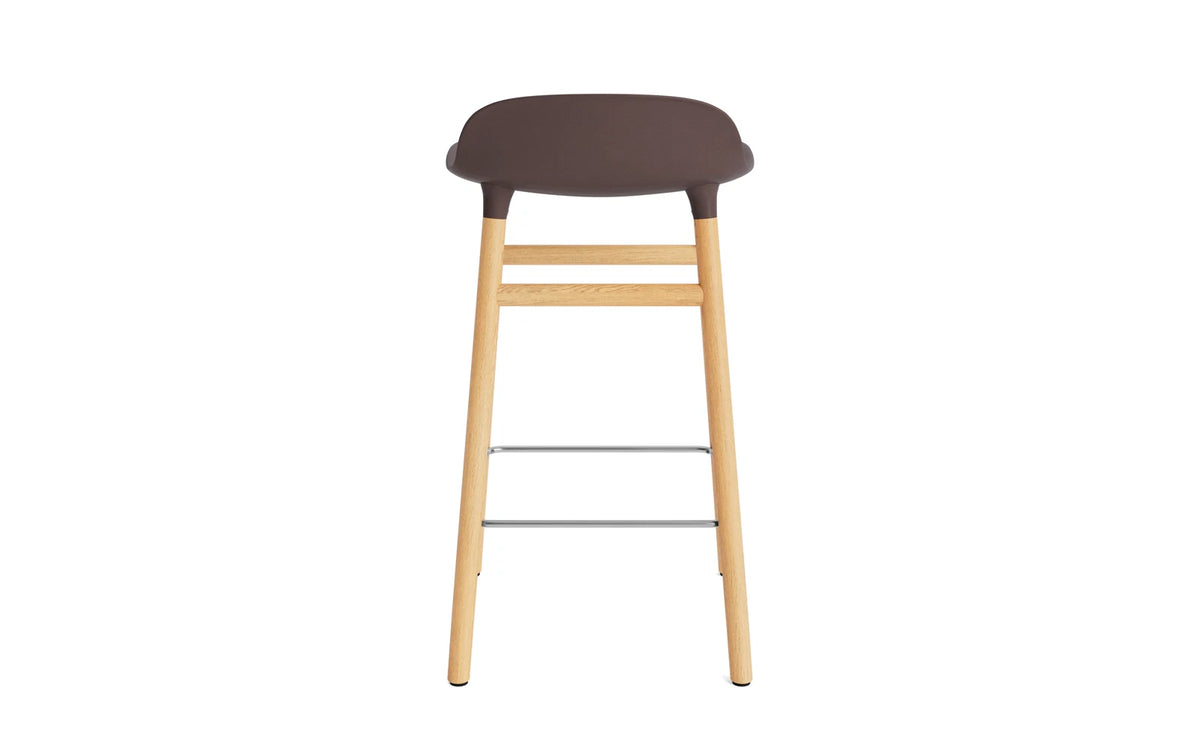 Form Barstuhl 65 cm braun/Eiche in Braun präsentiert im Onlineshop von KAQTU Design AG. Barstuhl ist von Normann Copenhagen