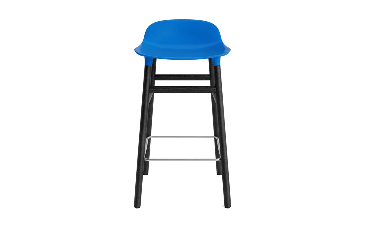 Form Barstuhl 65 cm Leuchtendes Blau /schwarz in Leuchtendes Blau präsentiert im Onlineshop von KAQTU Design AG. Barstuhl ist von Normann Copenhagen