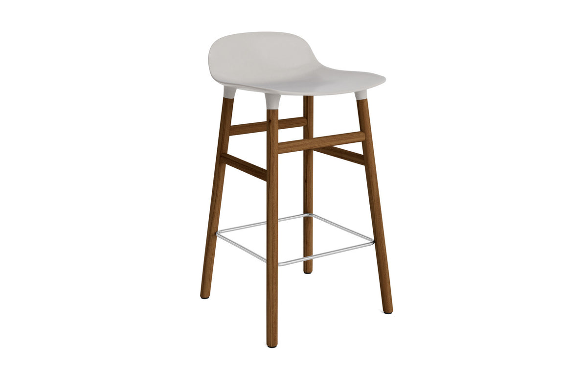 Form Barstuhl 65 cm Warmes Grau/Walnuss in Warmes Grau präsentiert im Onlineshop von KAQTU Design AG. Barstuhl ist von Normann Copenhagen