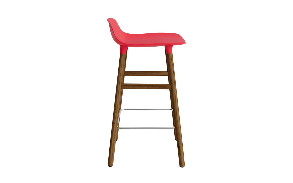 Form Barstuhl 65 cm Leuchtendes Rot/Walnuss in Leuchtendes Rot präsentiert im Onlineshop von KAQTU Design AG. Barstuhl ist von Normann Copenhagen