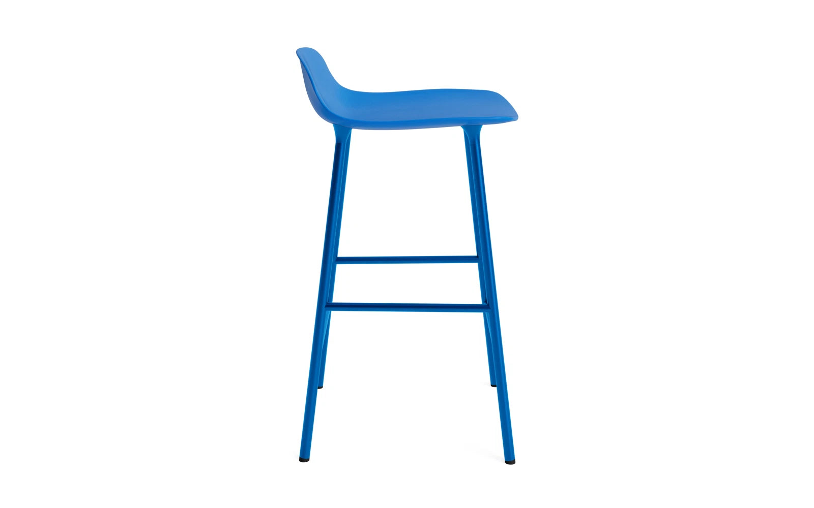 Entdecken Sie den Form Barstuhl 65 cm in strahlendem Blau und robustem Stahl von Normann Copenhagen – ein stilvolles Highlight für jeden Raum!
