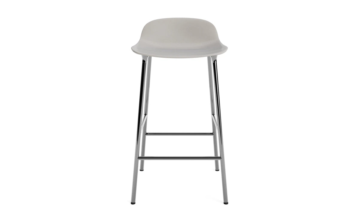Form Barstuhl 65 cm Warmes Grau/Chrom in Warmes Grau präsentiert im Onlineshop von KAQTU Design AG. Barstuhl ist von Normann Copenhagen