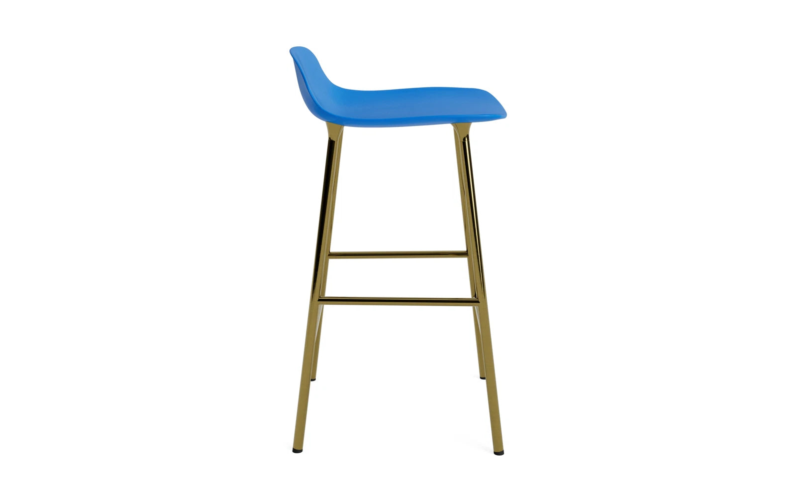Entdecken Sie den Form Barstuhl 65 cm in strahlendem Messing Blau von Normann Copenhagen – ein stilvolles Möbelstück, das Eleganz und Komfort vereint.