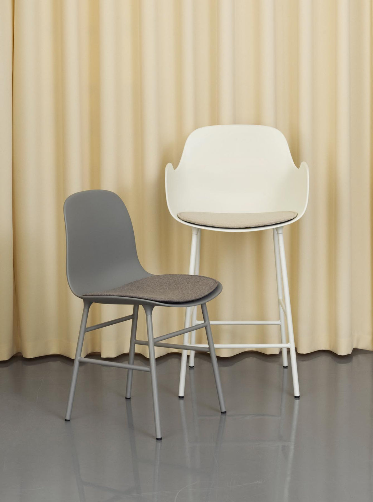 Form Barstuhl mit Armlehne 65 cm Stahl/Leuchtendes rot in Leuchtendes rot präsentiert im Onlineshop von KAQTU Design AG. Barstuhl ist von Normann Copenhagen