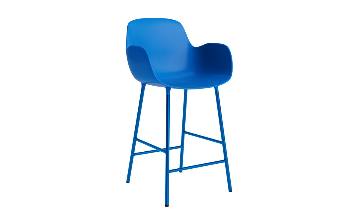 Barstuhl mit Armlehne Form von Normann Copenhagen in Blau, Schale aus Polypropylen, Gestell aus lackiertem Stahl, Sitzhöhe 65 cm.