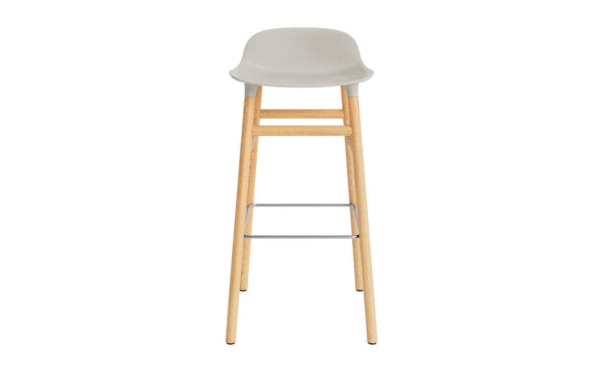 Form Barstuhl 75 cm Hellgrau/Eiche in Hellgrau präsentiert im Onlineshop von KAQTU Design AG. Barstuhl ist von Normann Copenhagen