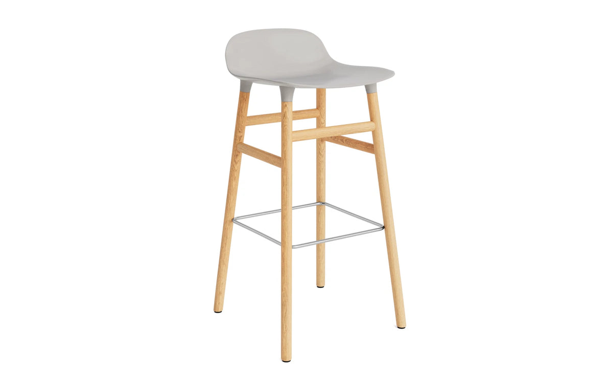 Form Barstuhl 75 cm Warmes Grau/Eiche in Warmes Grau präsentiert im Onlineshop von KAQTU Design AG. Barstuhl ist von Normann Copenhagen