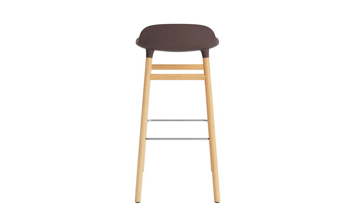 Form Barstuhl 75 cm braun/Eiche in Braun präsentiert im Onlineshop von KAQTU Design AG. Barstuhl ist von Normann Copenhagen