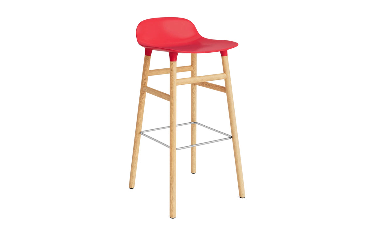 Form Barstuhl 75 cm Leuchtendes Rot/Eiche in Leuchtendes Rot präsentiert im Onlineshop von KAQTU Design AG. Barstuhl ist von Normann Copenhagen