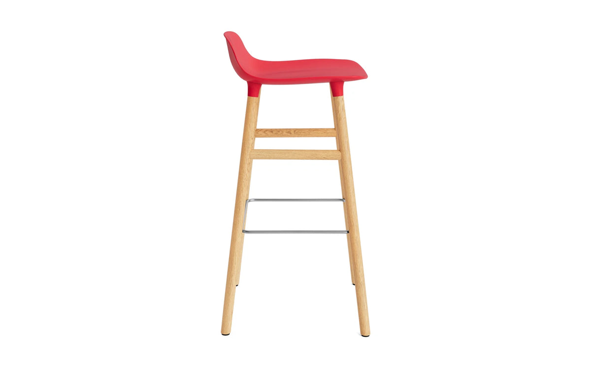Form Barstuhl 75 cm Leuchtendes Rot/Eiche in Leuchtendes Rot präsentiert im Onlineshop von KAQTU Design AG. Barstuhl ist von Normann Copenhagen