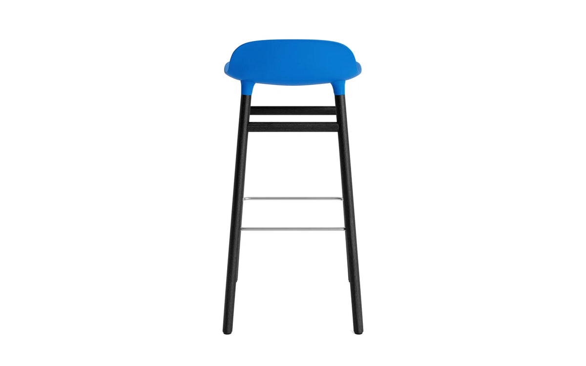 Form Barstuhl 75 cm Leuchtendes Blau/schwarz in Leuchtendes Blau präsentiert im Onlineshop von KAQTU Design AG. Barstuhl ist von Normann Copenhagen