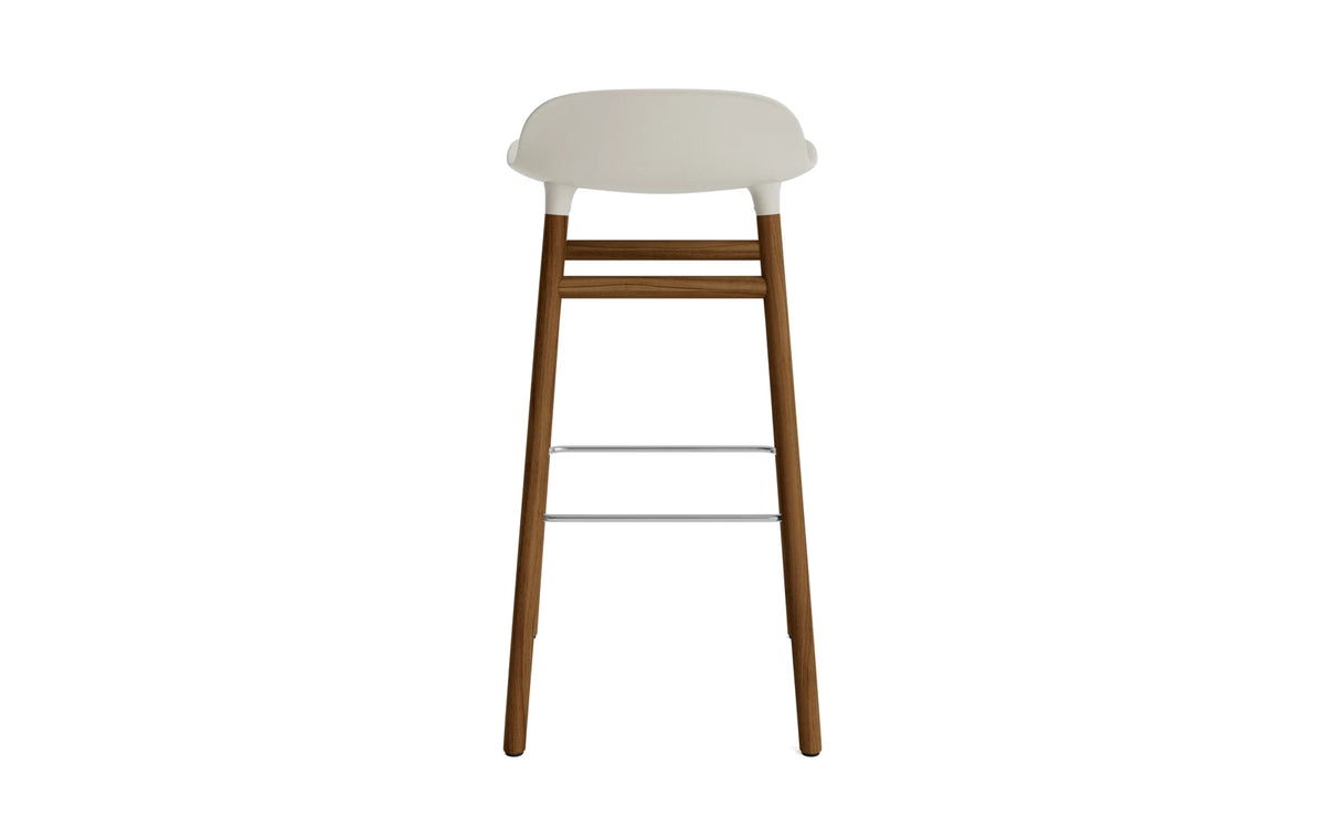 Form Barstuhl 75 cm Hellgrau/Walnuss in Hellgrau präsentiert im Onlineshop von KAQTU Design AG. Barstuhl ist von Normann Copenhagen