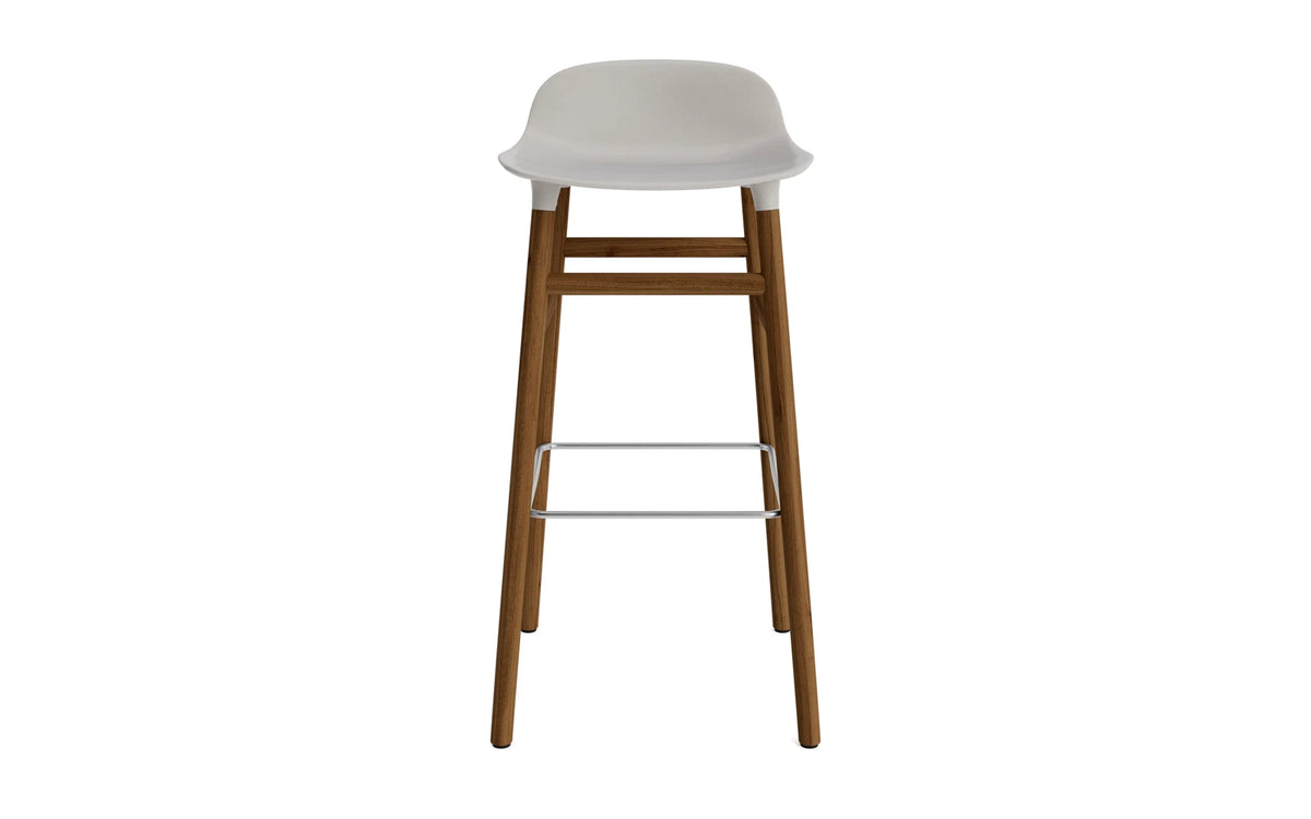 Form Barstuhl 75 cm Warmes Grau/Walnuss in Warmes Grau präsentiert im Onlineshop von KAQTU Design AG. Barstuhl ist von Normann Copenhagen