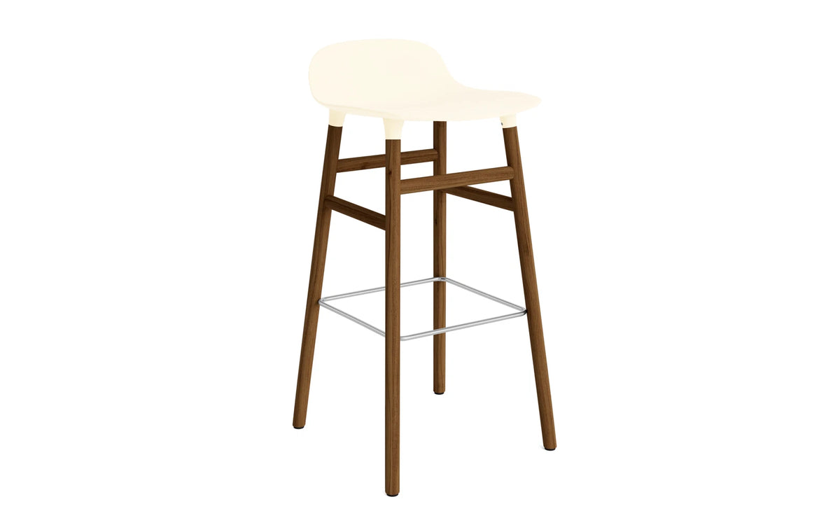 Form Barstuhl 75 cm Creme/Walnuss in Creme präsentiert im Onlineshop von KAQTU Design AG. Barstuhl ist von Normann Copenhagen