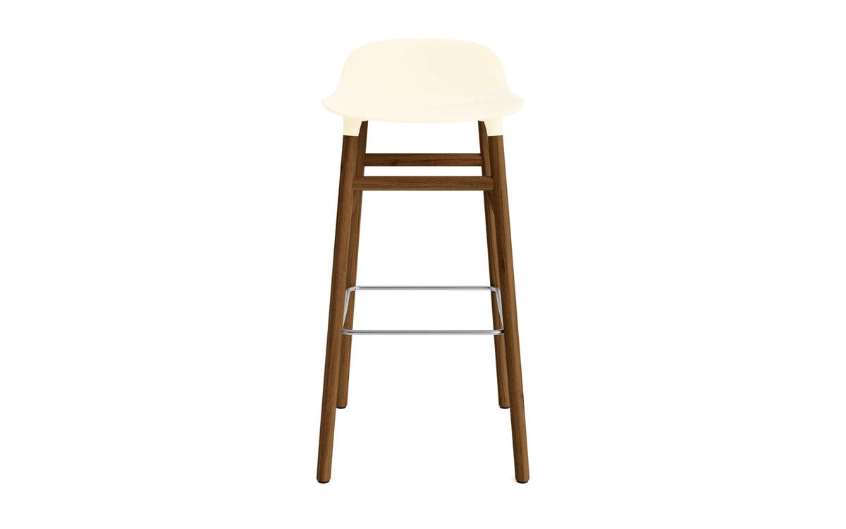 Form Barstuhl 75 cm Creme/Walnuss in Creme präsentiert im Onlineshop von KAQTU Design AG. Barstuhl ist von Normann Copenhagen
