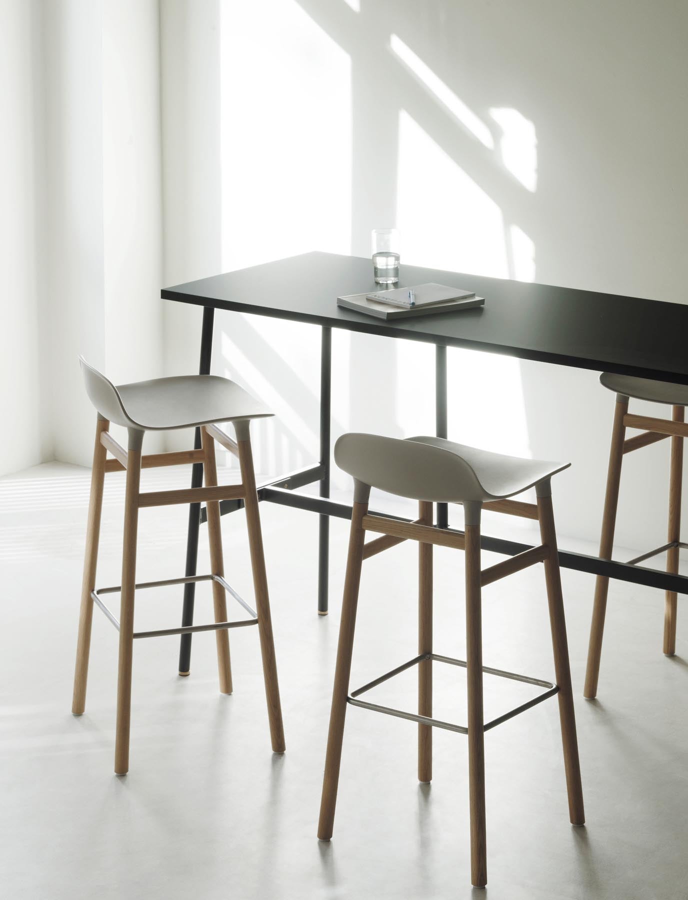 Entdecken Sie den Form Barstuhl 75 cm in Creme/Walnuss von Normann Copenhagen – ein elegantes Designhighlight für jeden Raum, das Komfort und Stil vereint.