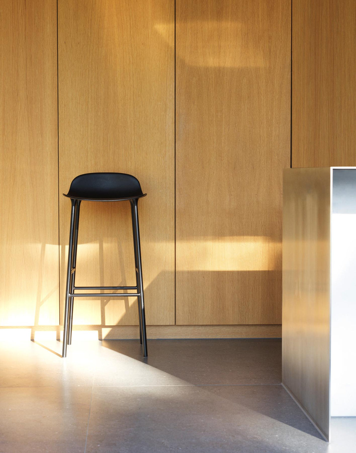 Form Barstuhl 75 cm creme/Stahl in Creme präsentiert im Onlineshop von KAQTU Design AG. Barstuhl ist von Normann Copenhagen