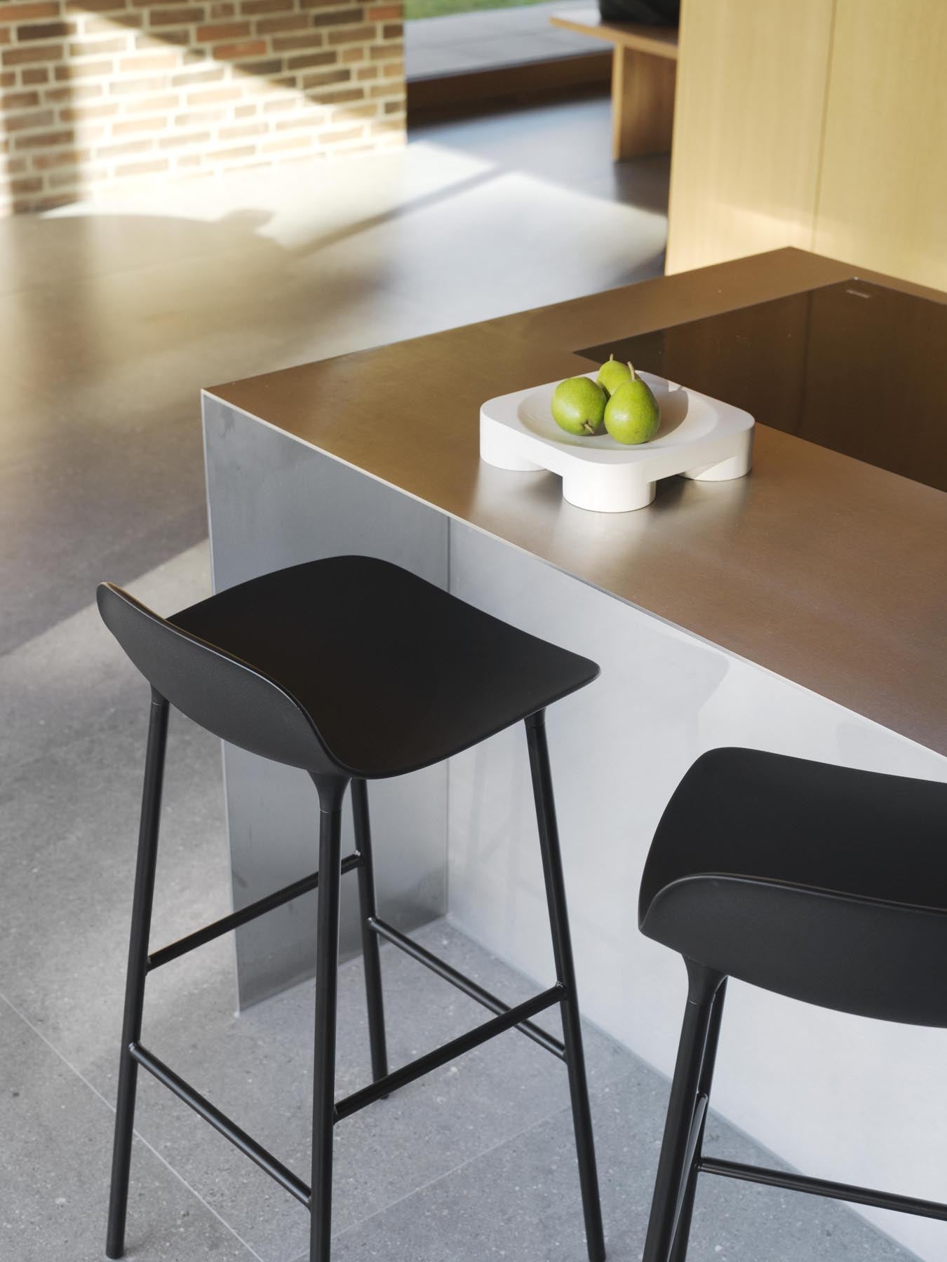 Entdecken Sie den Form Barstuhl 75 cm in Braun/Stahl von Normann Copenhagen – ein stilvolles Möbelstück, das modernes Design und Komfort vereint.