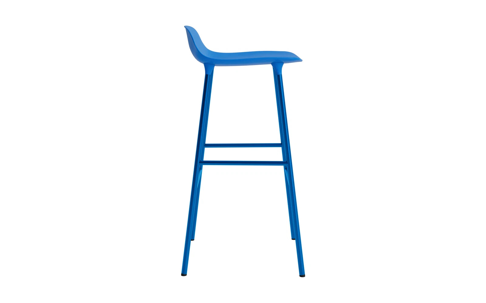 Entdecken Sie den Form Barstuhl von Normann Copenhagen in leuchtendem Blau und stabilem Stahl. Ideal für moderne Küchen und Bars, vereint er Stil und Komfort.