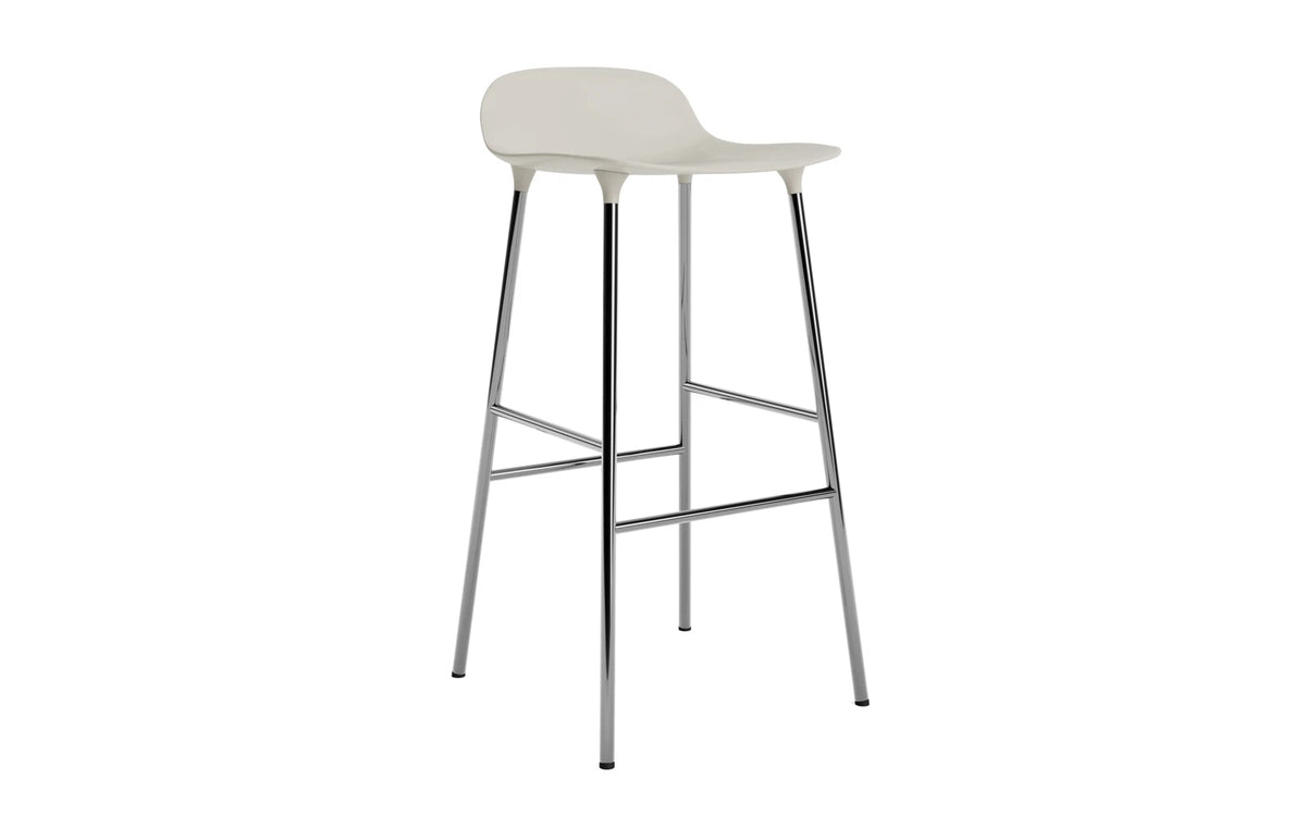 Form Barstuhl 75 cm Hellgrau/Chrom in Hellgrau präsentiert im Onlineshop von KAQTU Design AG. Barstuhl ist von Normann Copenhagen