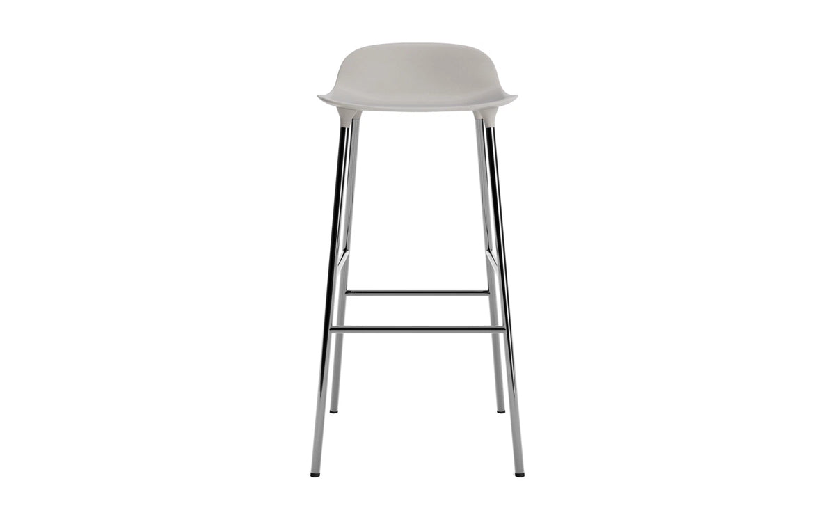 Form Barstuhl 75 cm Warmes Grau/Chrom in Warmes Grau präsentiert im Onlineshop von KAQTU Design AG. Barstuhl ist von Normann Copenhagen
