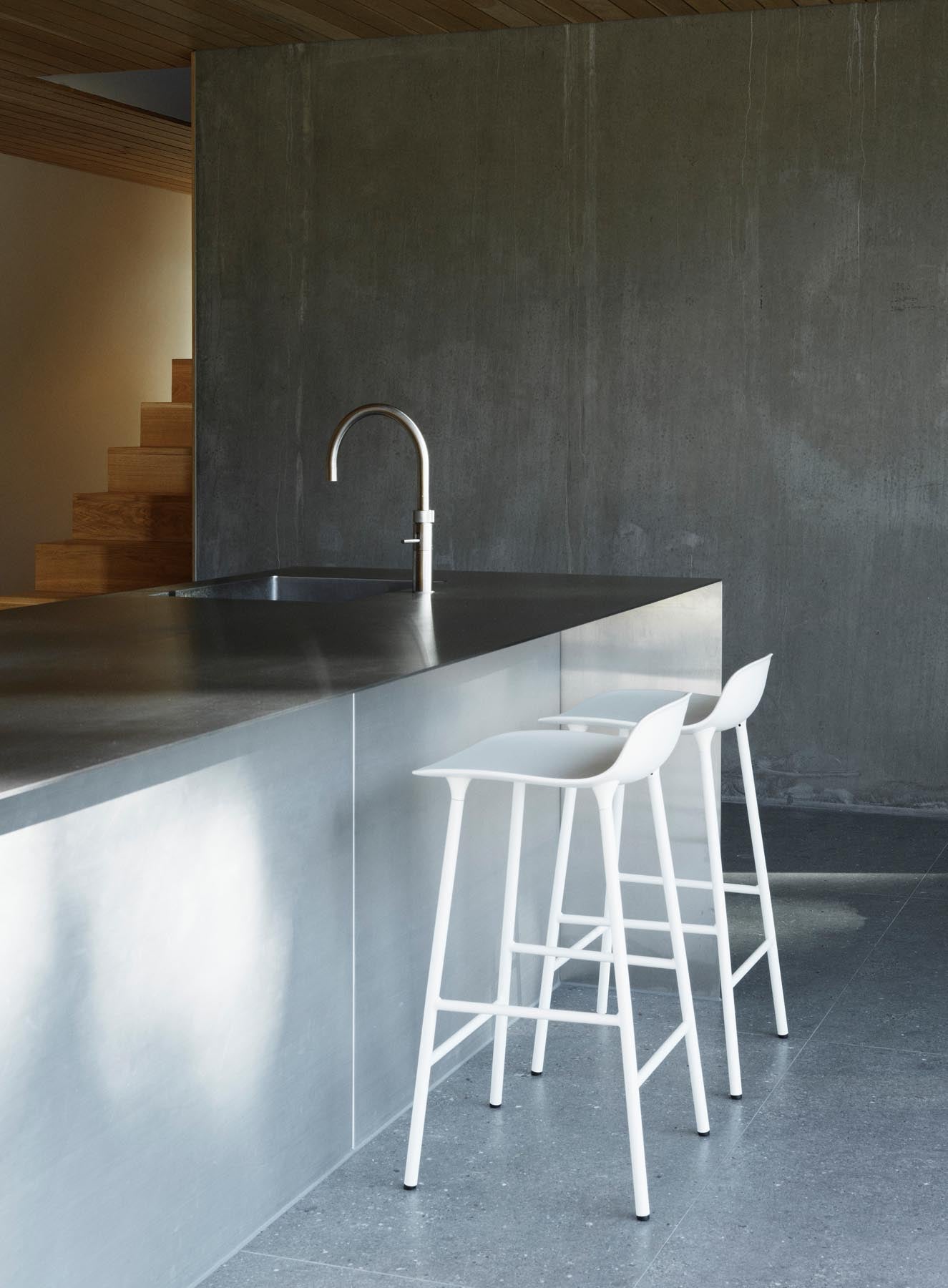 Erleben Sie den Form Barstuhl 75 cm in Warmem Grau/Chrom von Normann Copenhagen – eine harmonische Verbindung aus modernem Design und höchstem Komfort.