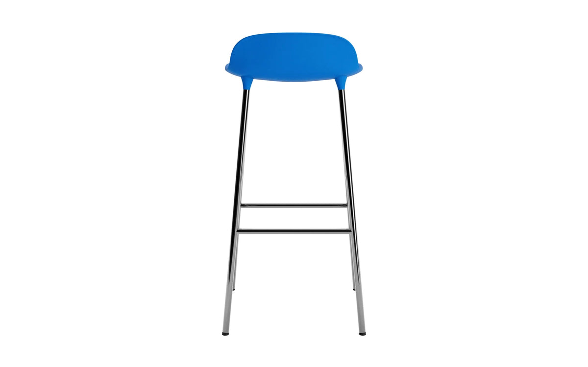 Form Barstuhl 75 cm Leuchtendes Blau/Chrom in Leuchtendes Blau präsentiert im Onlineshop von KAQTU Design AG. Barstuhl ist von Normann Copenhagen