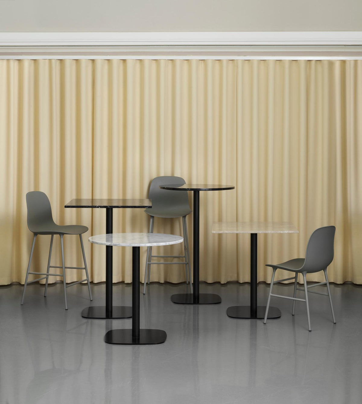 Form Barstuhl 75 cm Stahl Leuchtendes Blau in Leuchtendes Blau präsentiert im Onlineshop von KAQTU Design AG. Barstuhl ist von Normann Copenhagen
