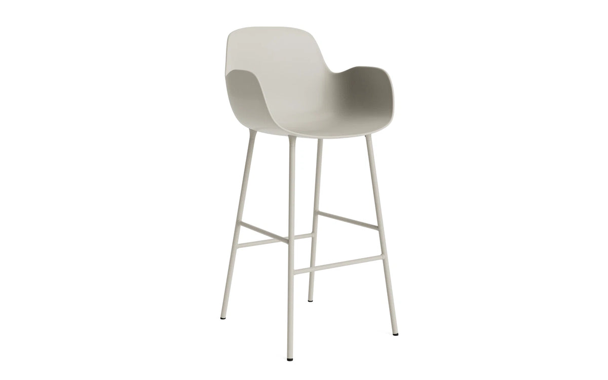 Form Barstuhl mit Armlehne 75 cm Stahl/Hellgrau in Hellgrau präsentiert im Onlineshop von KAQTU Design AG. Barstuhl ist von Normann Copenhagen