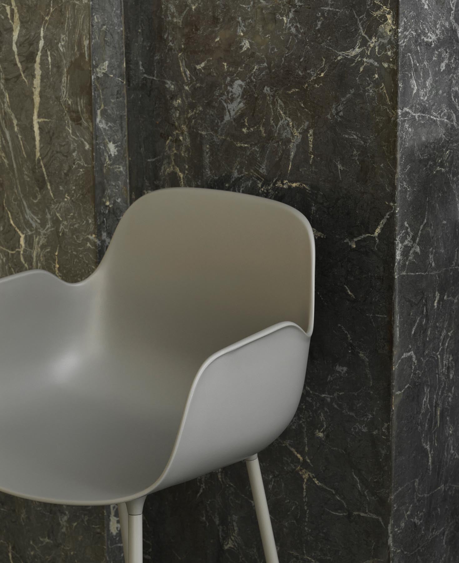 Erleben Sie den Form Barstuhl mit Armlehne von Normann Copenhagen. Mit 75 cm Sitzhöhe und modernem hellgrauen Finish bietet er zeitlose Eleganz und Stabilität.