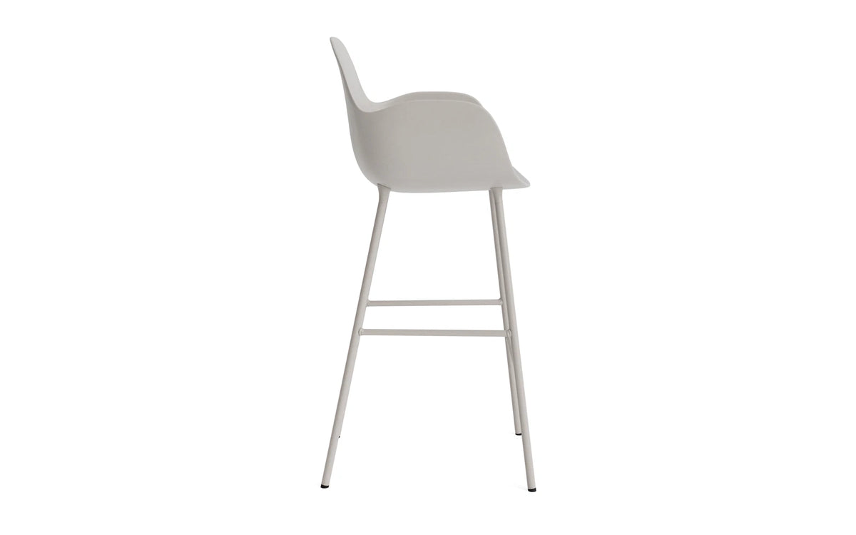 Form Barstuhl mit Armlehne 75 cm Stahl/Warmes grau in Warmes grau präsentiert im Onlineshop von KAQTU Design AG. Barstuhl ist von Normann Copenhagen