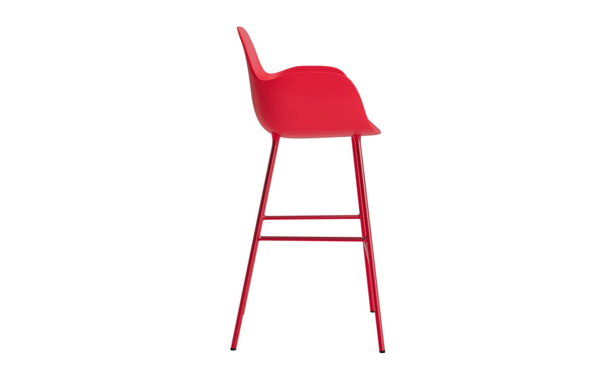 Form Barstuhl mit Armlehne 75 cm Stahl/Leuchtendes rot in Leuchtendes rot präsentiert im Onlineshop von KAQTU Design AG. Barstuhl ist von Normann Copenhagen