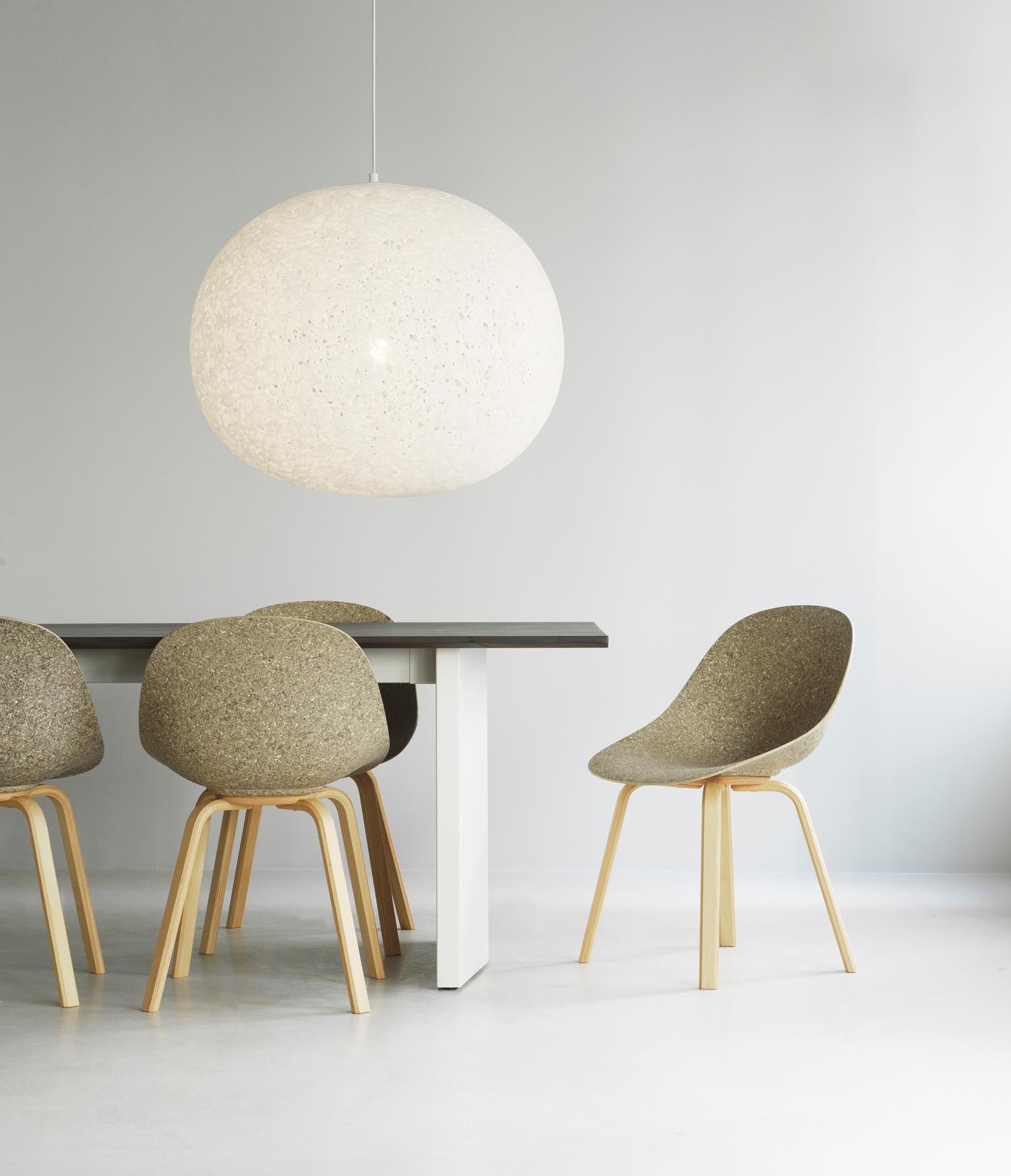 Erleben Sie den Mat Stuhl aus Buchenholz von Normann Copenhagen – eine harmonische Verbindung von modernem Design und umweltfreundlichen Materialien.