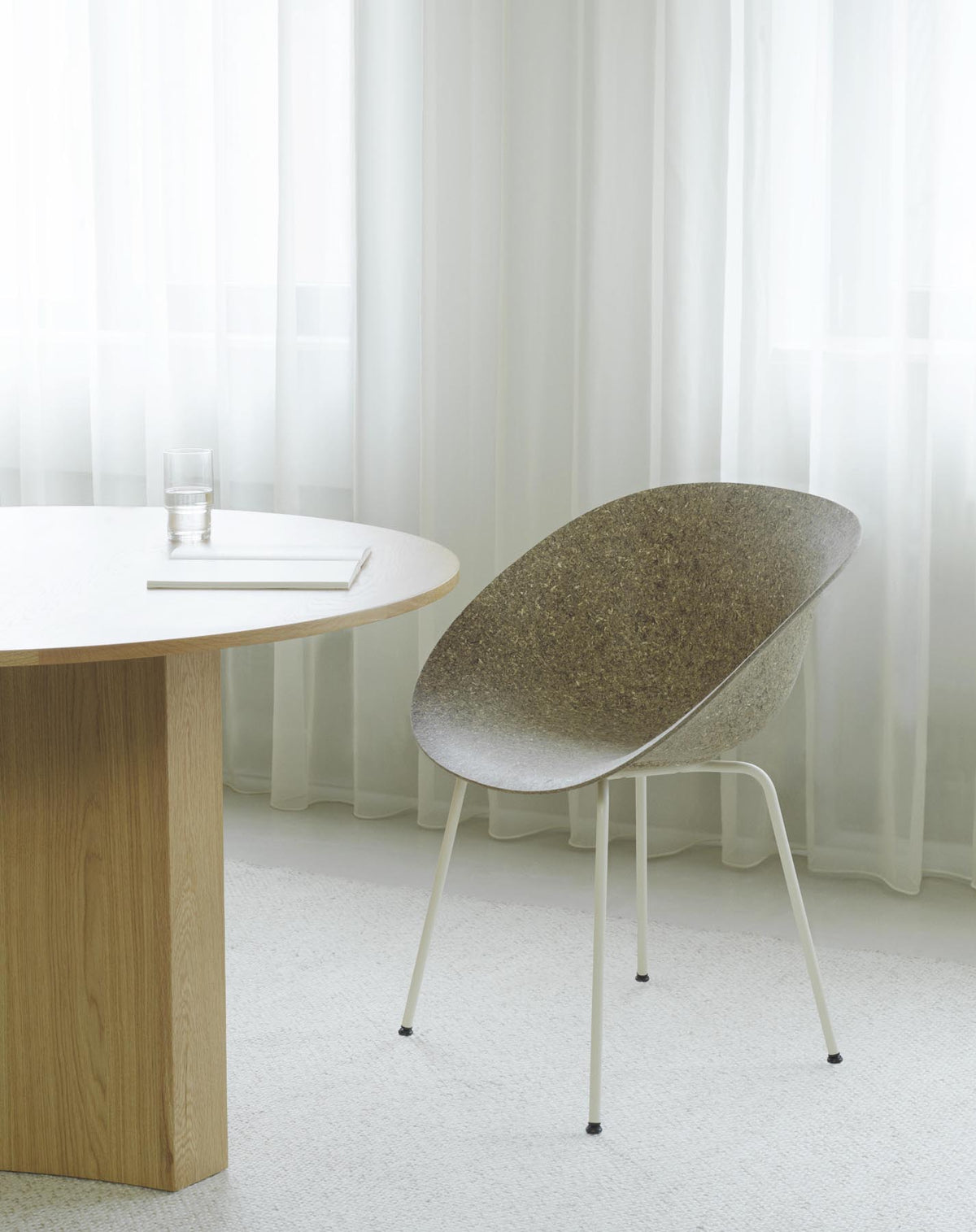 Mat Lehnstuhl Creme stahl Hanf in Hanf präsentiert im Onlineshop von KAQTU Design AG. Stuhl mit Armlehne ist von Normann Copenhagen