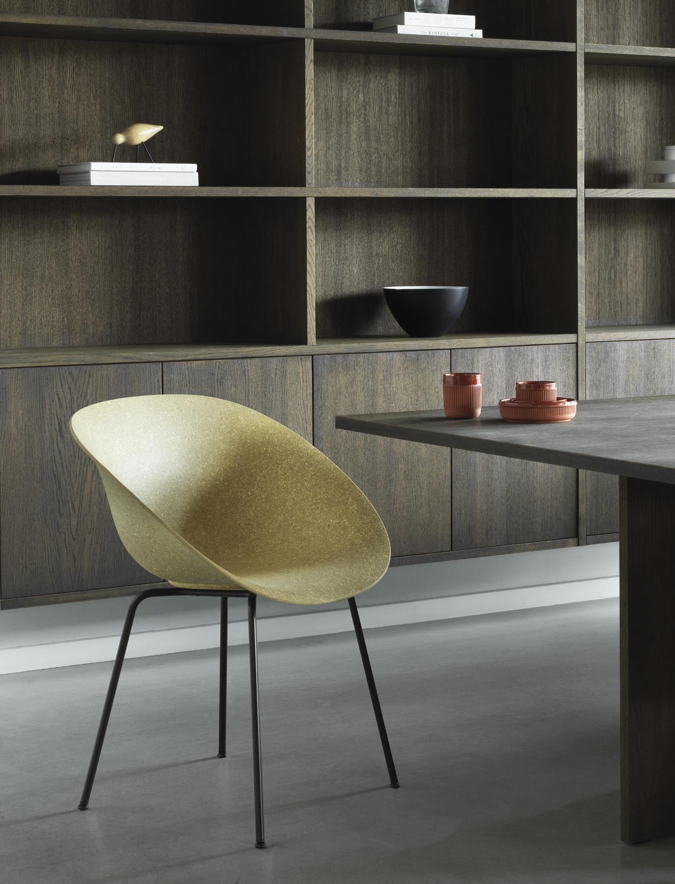 Erleben Sie den Mat Lehnstuhl von Normann Copenhagen: eleganter Komfort aus schwarzem Stahl und umweltfreundlichem Hanf für moderne Wohnräume.