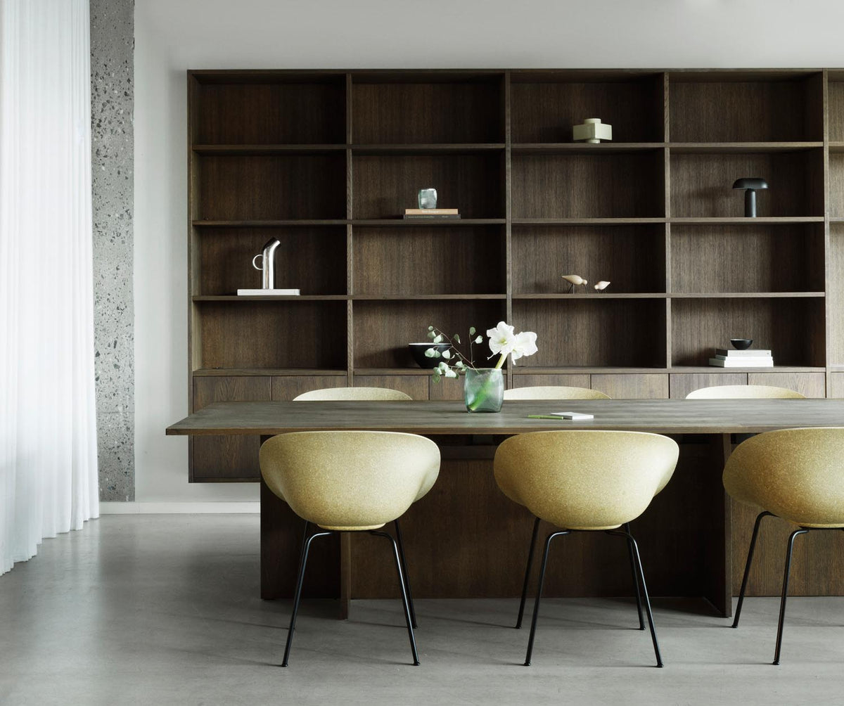 Mat Lehnstuhl schwarzes Stahl Hanf in Hanf präsentiert im Onlineshop von KAQTU Design AG. Stuhl mit Armlehne ist von Normann Copenhagen