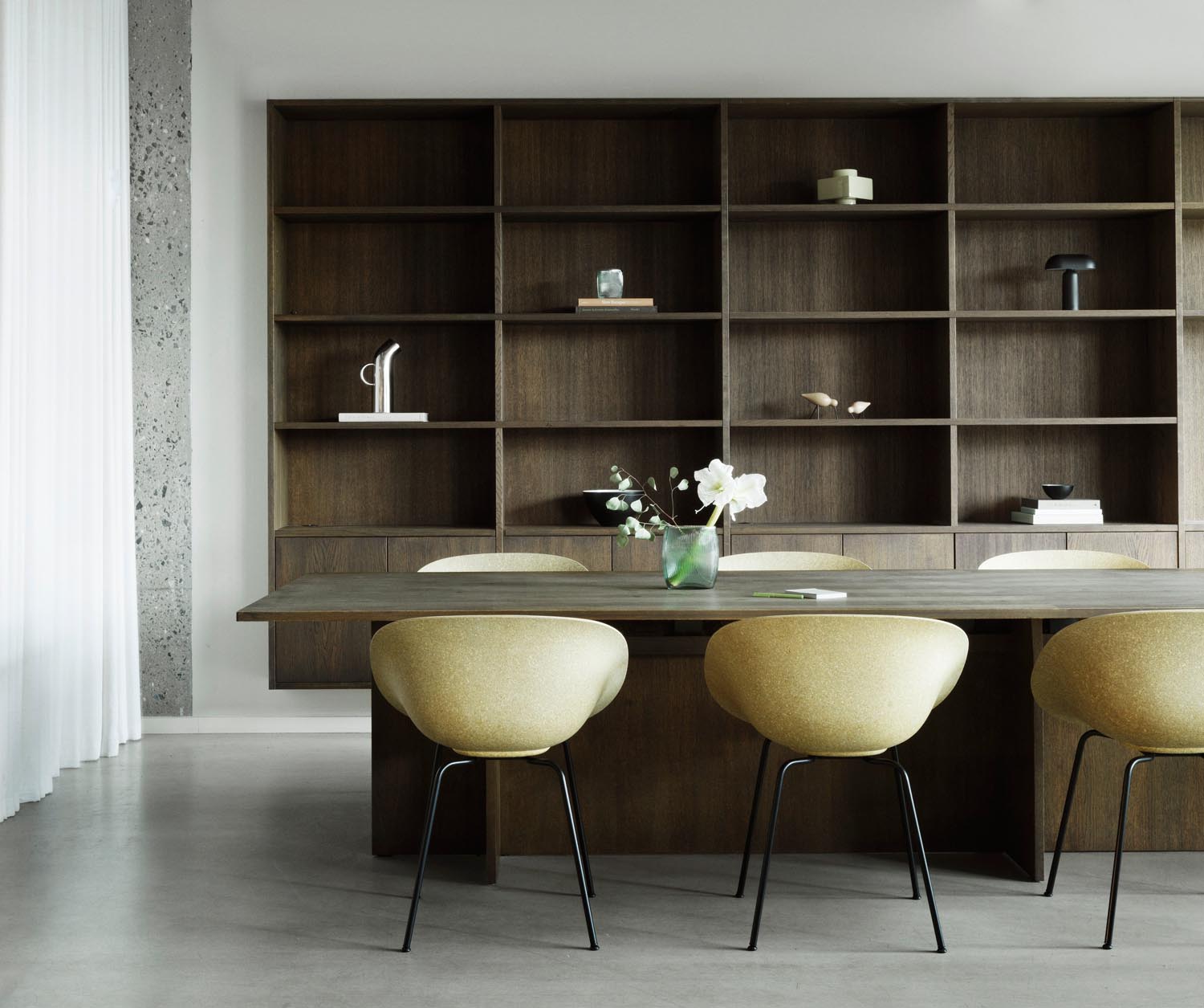 Entdecken Sie den Mat Lehnstuhl von Normann Copenhagen: elegantes Design aus schwarzem Stahl und nachhaltigem Seegras für höchsten Komfort.