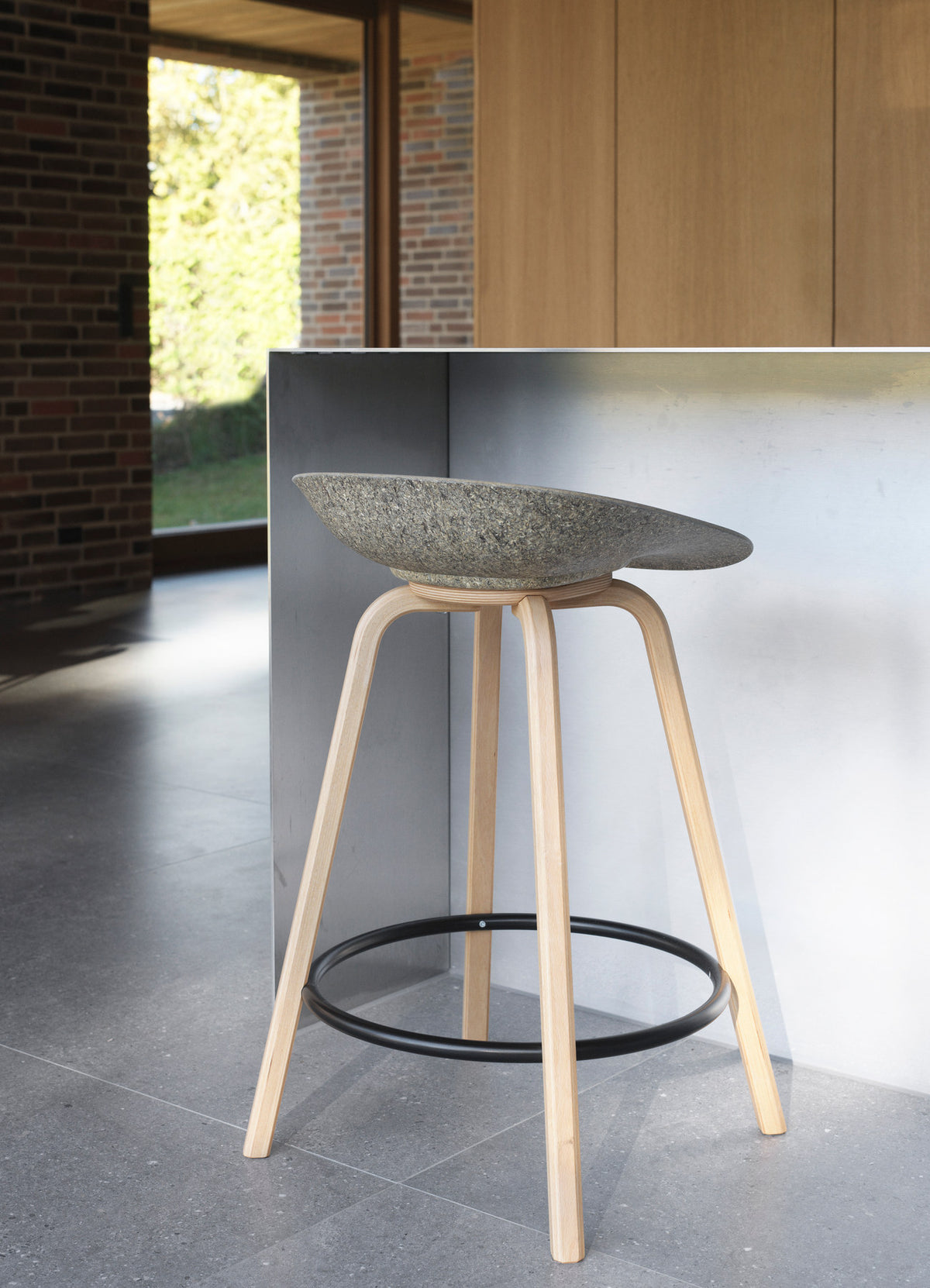 Mat Barstuhl 65 cm Buchenholz/schwarz in Seegras präsentiert im Onlineshop von KAQTU Design AG. Barstuhl ist von Normann Copenhagen