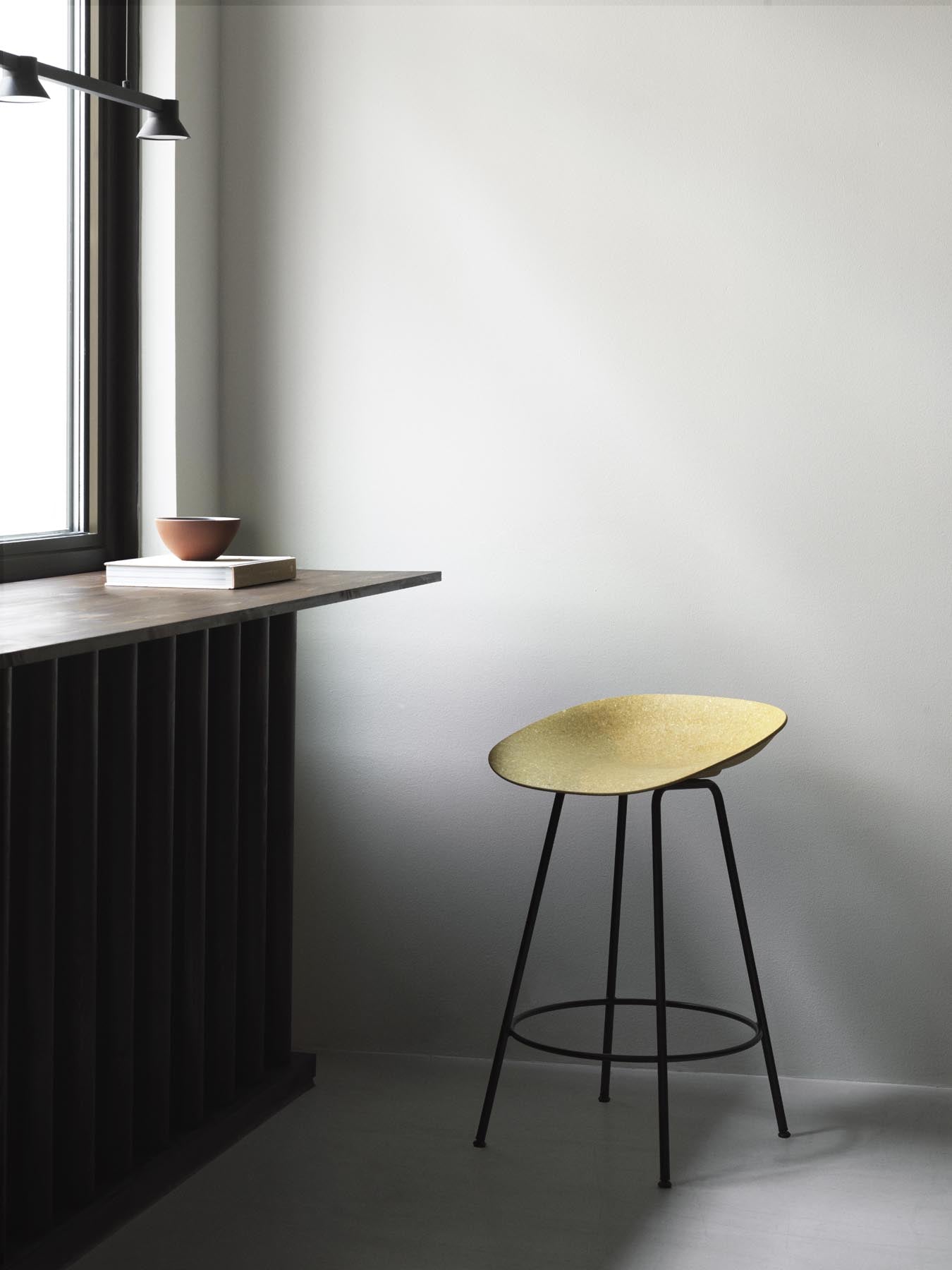 Erleben Sie den Mat Barstuhl 65 cm in Creme von Normann Copenhagen – ein elegantes, umweltfreundliches Design aus Hanf und Stahl für stilvolle Küchen.