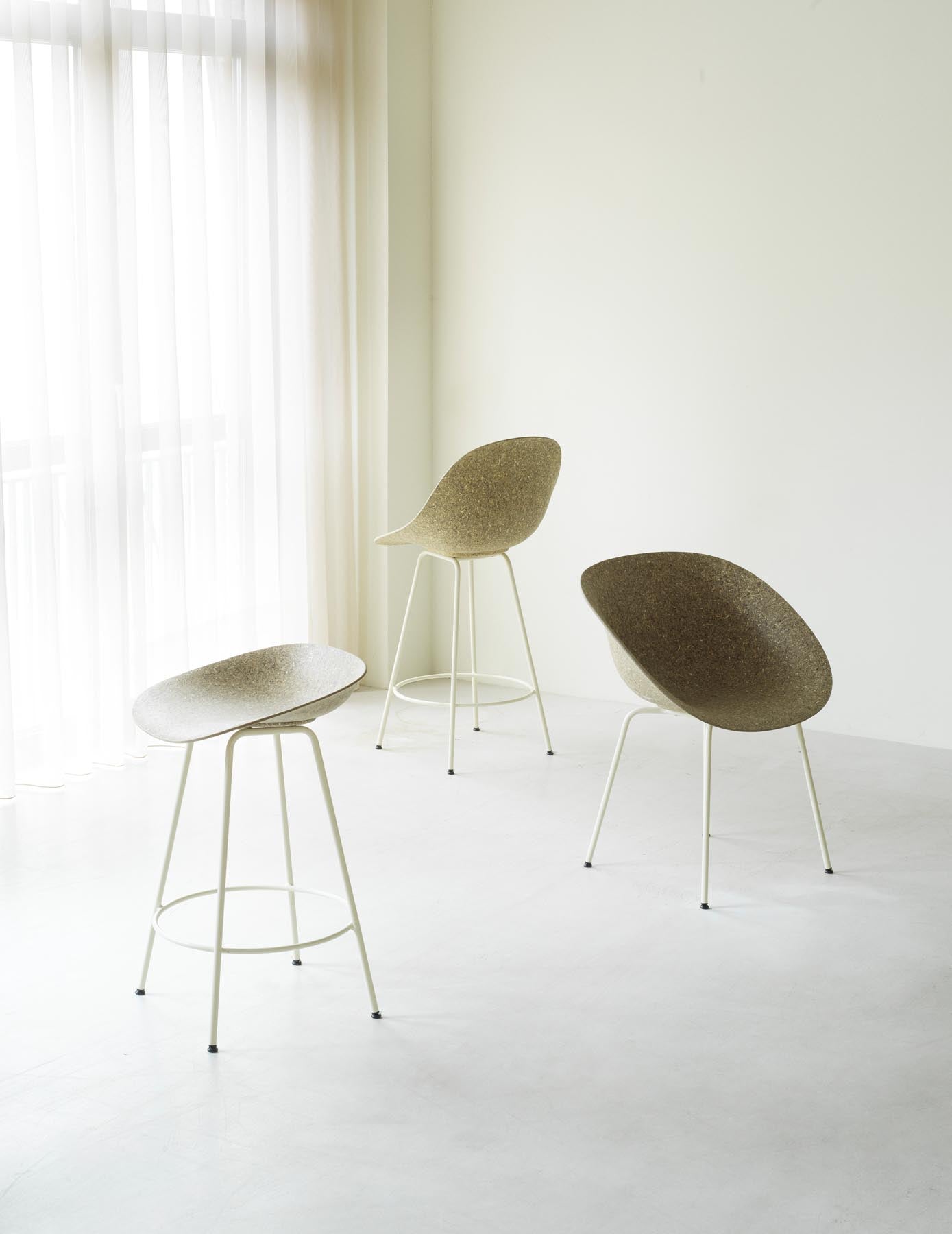 Erleben Sie den Mat Barstuhl 65 cm in Creme von Normann Copenhagen – ein eleganter, umweltfreundlicher Barstuhl aus Hanf und Stahl, perfekt für Ihr Zuhause.