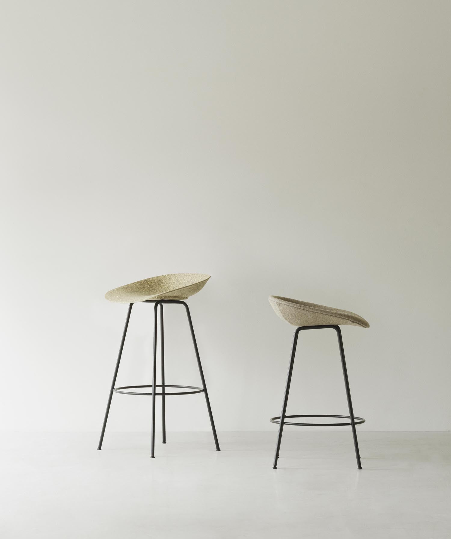 Entdecken Sie den Mat Barstuhl 75 cm in Creme mit Stahl und Seegras von Normann Copenhagen – ein stilvolles, nachhaltiges Möbelstück für Ihr Zuhause.