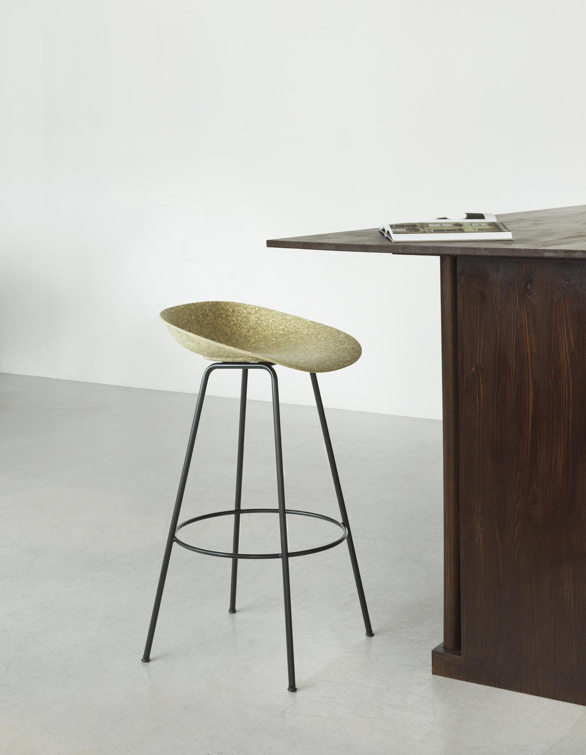 Mat Barstuhl 75 cm schwarzes Stahl Hanf in Hanf präsentiert im Onlineshop von KAQTU Design AG. Barstuhl ist von Normann Copenhagen