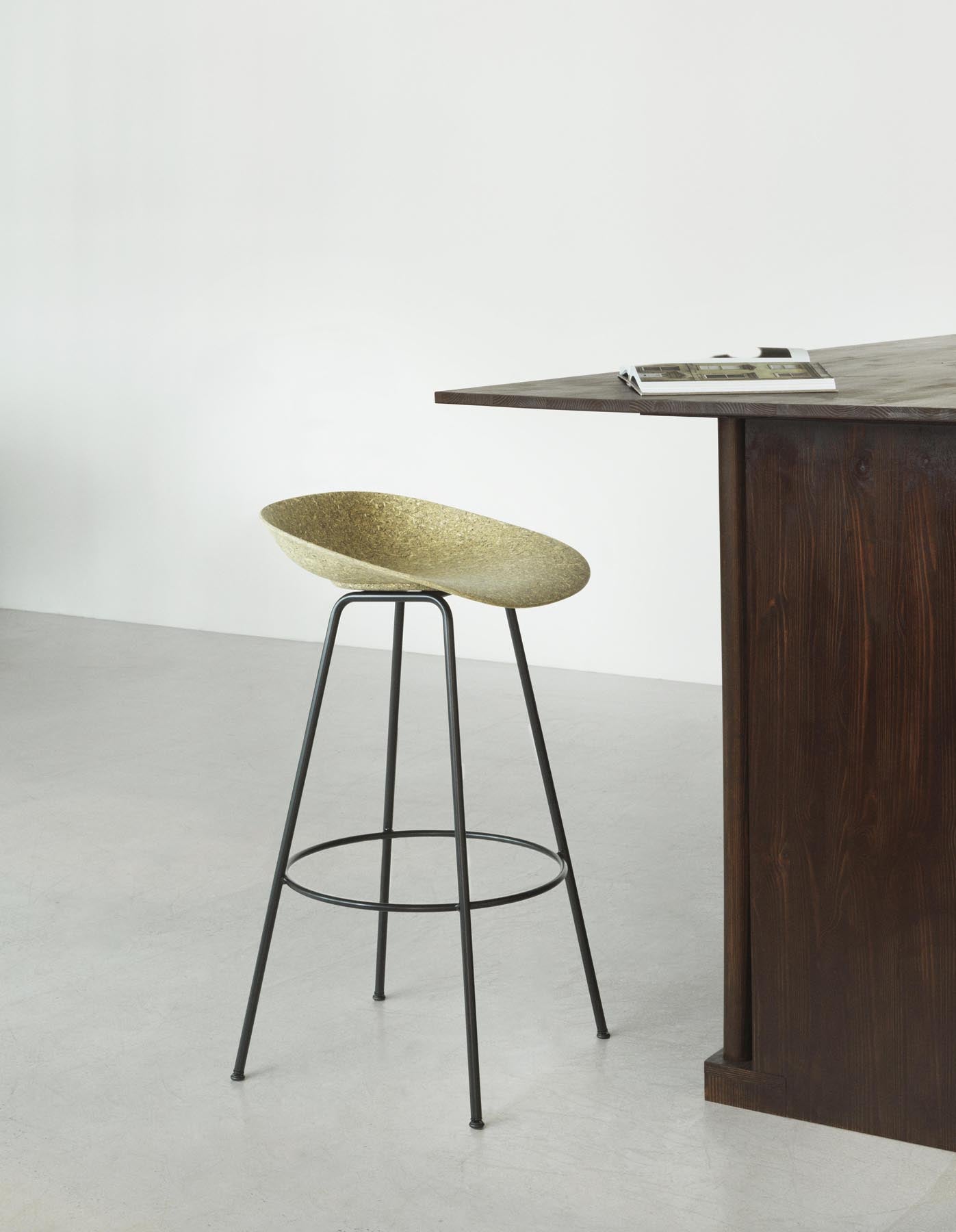 Erleben Sie den Mat Barstuhl von Normann Copenhagen: 75 cm hoch, aus robustem schwarzem Stahl und umweltfreundlichem Seegras. Perfekt für moderne Bars!