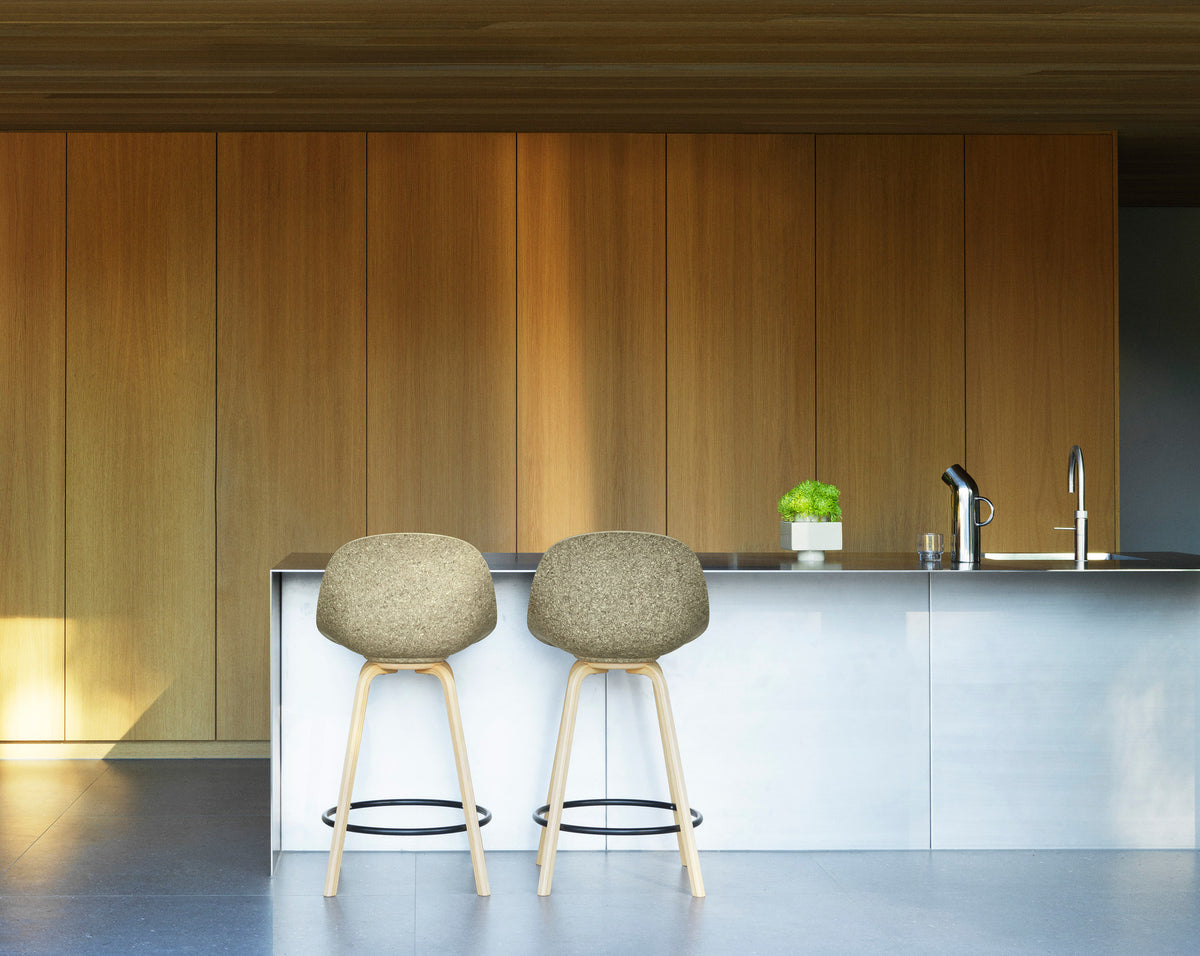 Mat Barstuhl 65 cm Buchenholz/schwarz in Seegras präsentiert im Onlineshop von KAQTU Design AG. Barstuhl ist von Normann Copenhagen