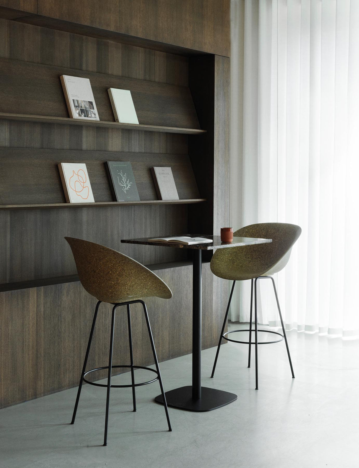 Mat Barstuhl mit Armlehne 65 cm Creme stahl Hanf in Hanf präsentiert im Onlineshop von KAQTU Design AG. Barstuhl ist von Normann Copenhagen