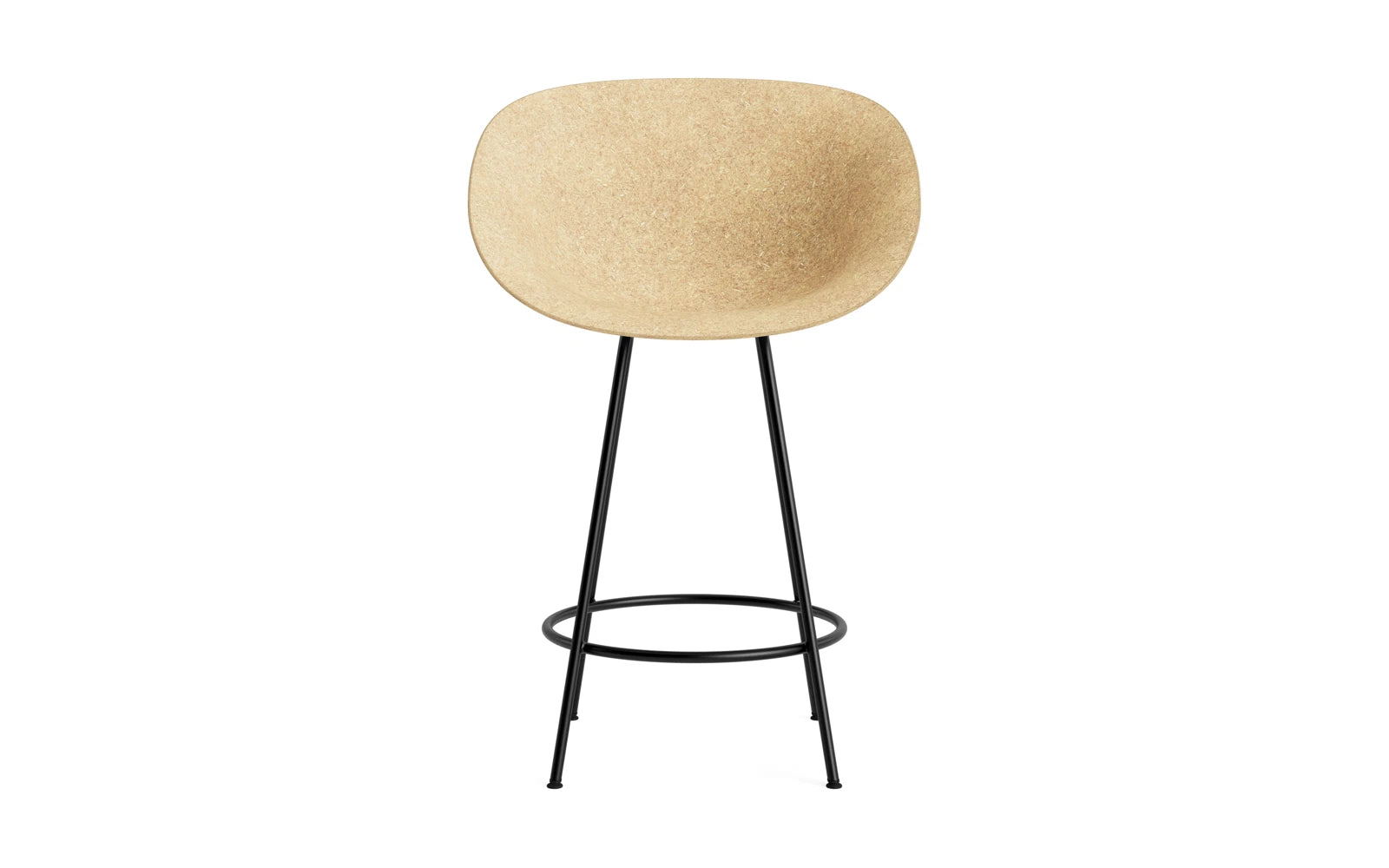 Erleben Sie den Mat Barstuhl mit Armlehne von Normann Copenhagen – ein stilvolles, nachhaltiges Design aus Hanf und Stahl, perfekt für Ihre Bartheke.