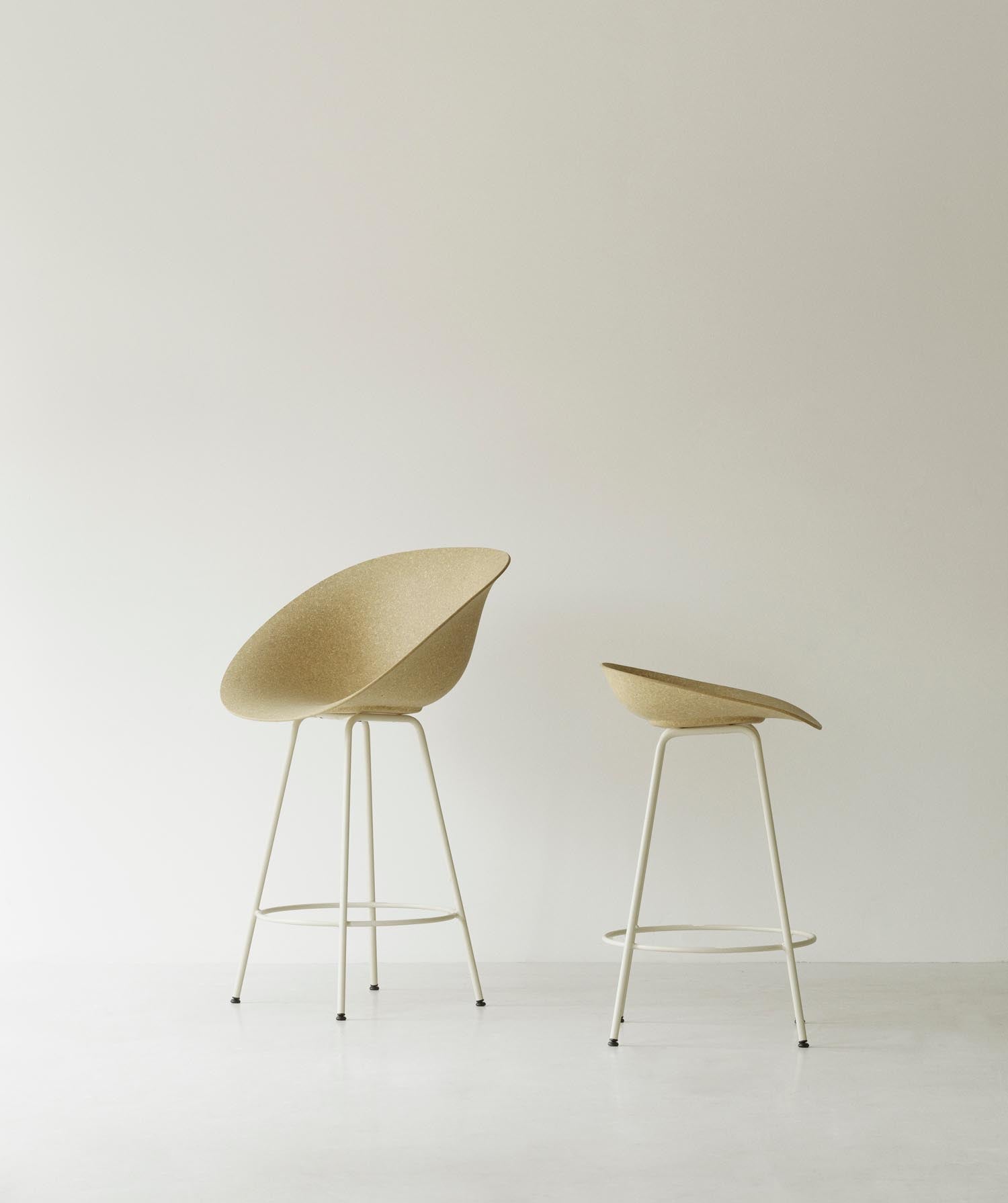 Entdecken Sie den Mat Barstuhl mit Armlehne von Normann Copenhagen – ein elegantes, umweltfreundliches Möbelstück aus Hanf und Stahl, ideal für moderne Küchen.