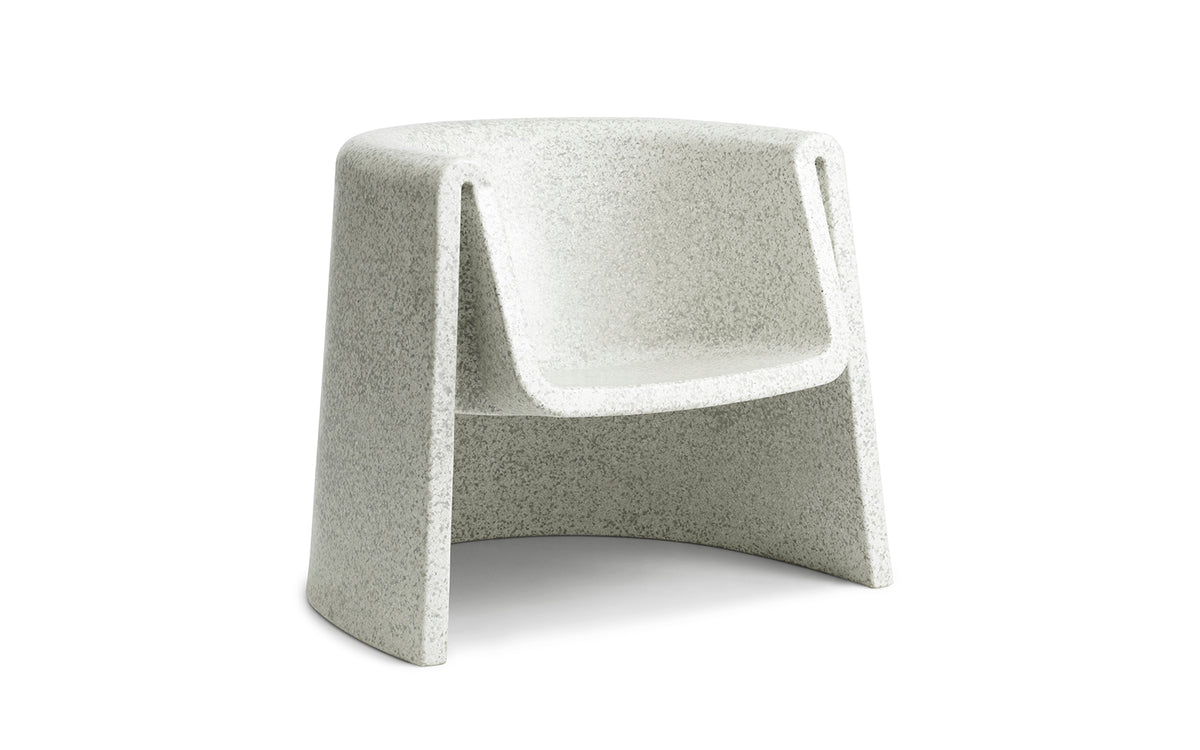 Weisser Bit Loungesessel mit Armlehnen von Normann Copenhagen, hergestellt aus recyceltem Kunststoff mit pixeliger Oberflächenstruktur.